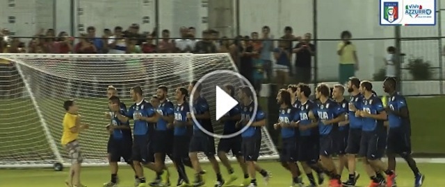 Bonucci-regala-la-maglia-ad-un-bambino-che-invade-il-campo