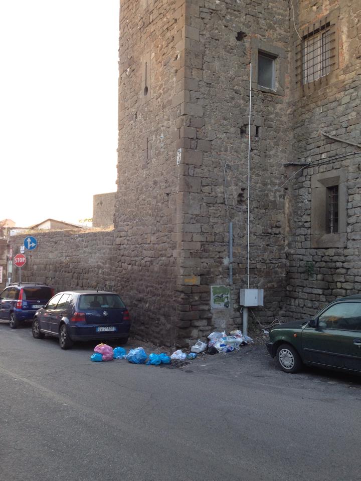 discarica sulle mura 02