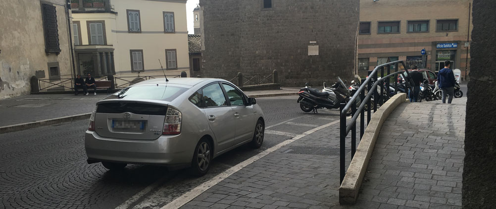 Auto-sindaco-parcheggio-selvaggio