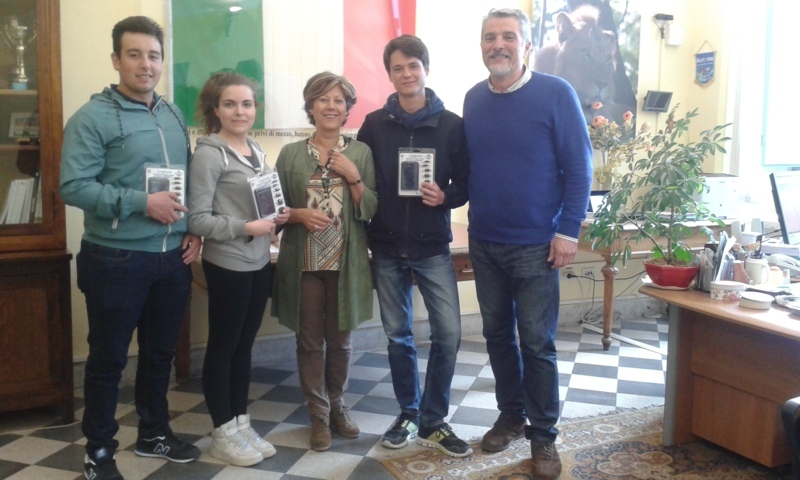 i tre alunni premiati con la preside e olmi (FILEminimizer)