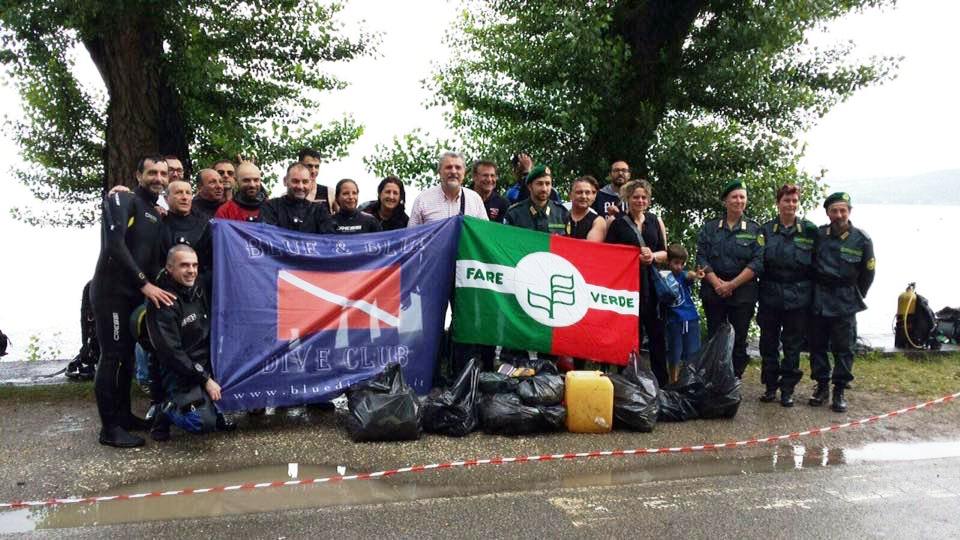 volontari al termine della pulizia del lago