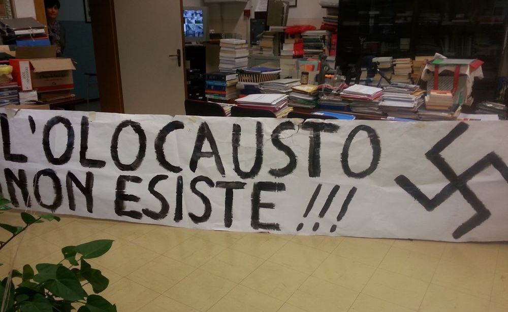 Striscione negazionista