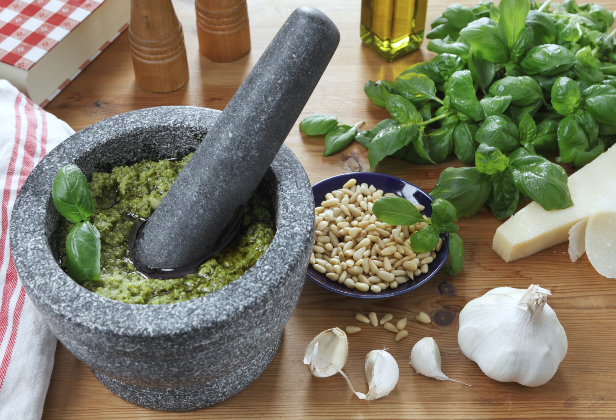 ricetta-tradizionale-ligure-pesto-fatto-in-casa-1