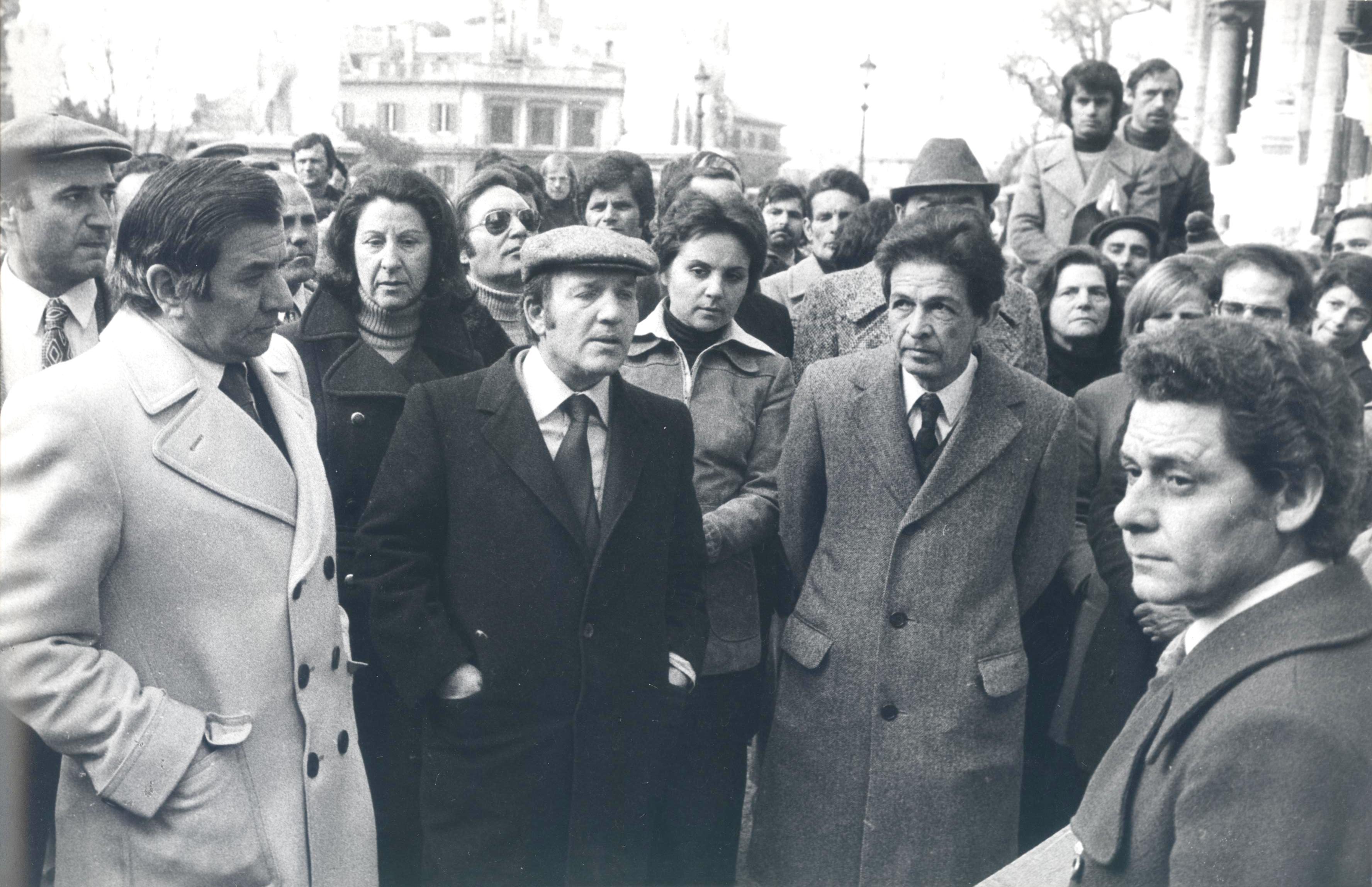 Luigi Petroselli con Enrico Berlinguer e i baraccati in Campidoglio. 4 gennaio 1975.