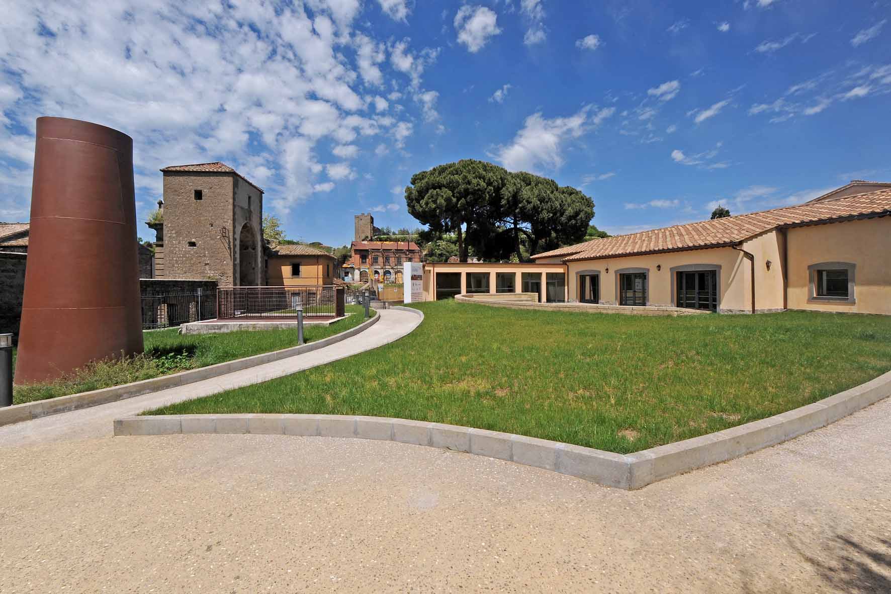 Lo spazio esterno del Centro Culturale di Valle Faul a Viterbo