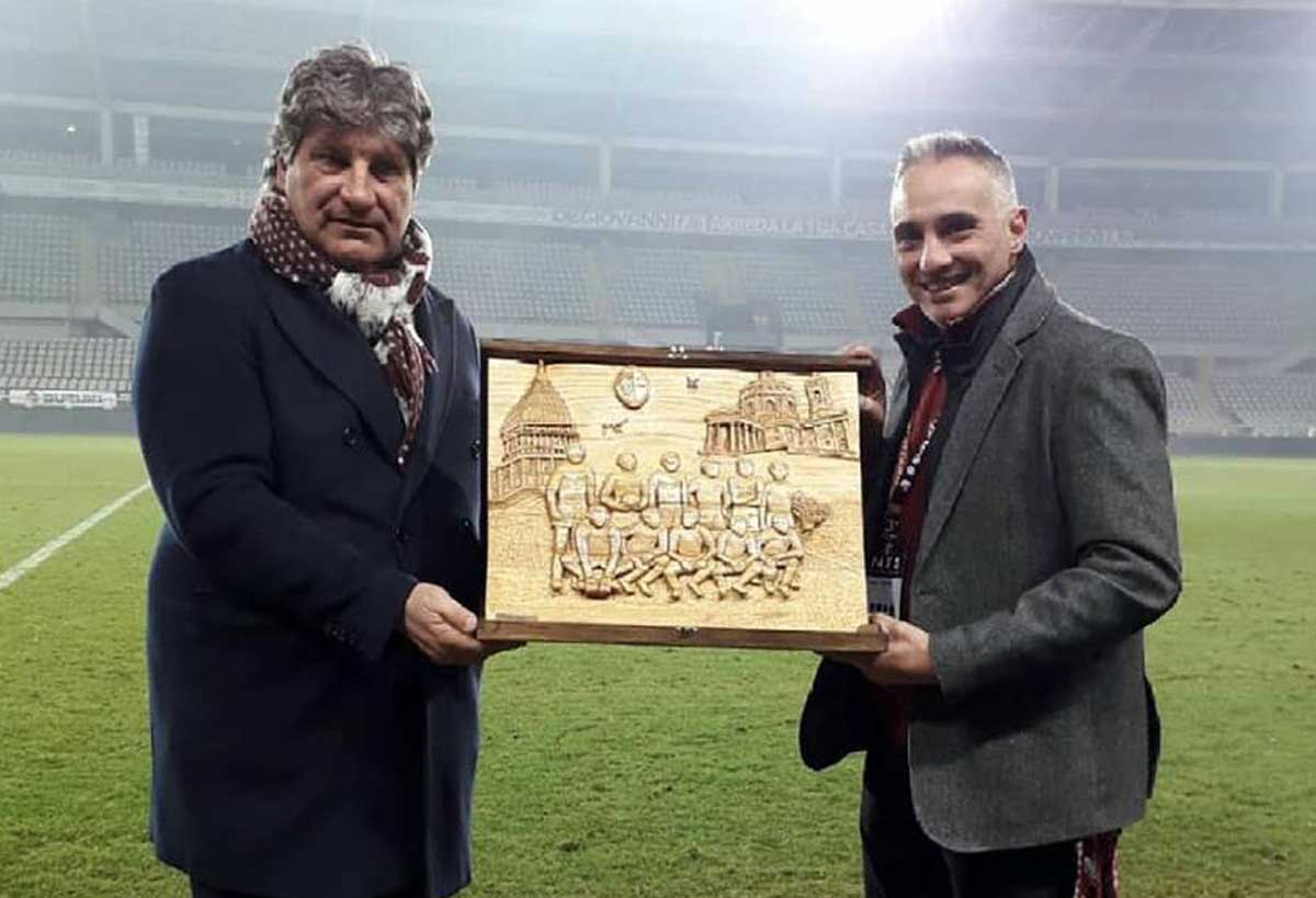 Mario-Fabbri-consegna-al-direttore-generale-Antonio-Comi-la-scultura-dedicata-al-Grande-Torino-