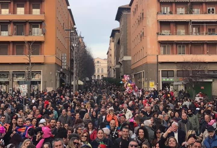 La grande bellezza del Carnevale Viterbese, in migliaia in centro per fare festa