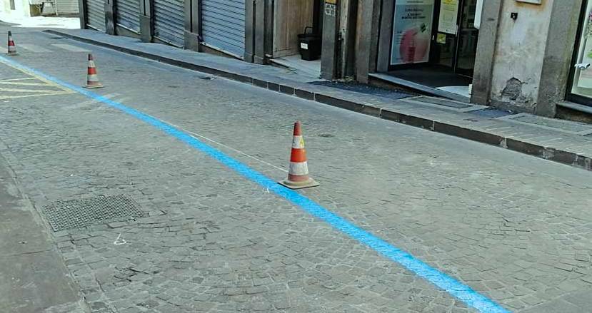 strisce blu