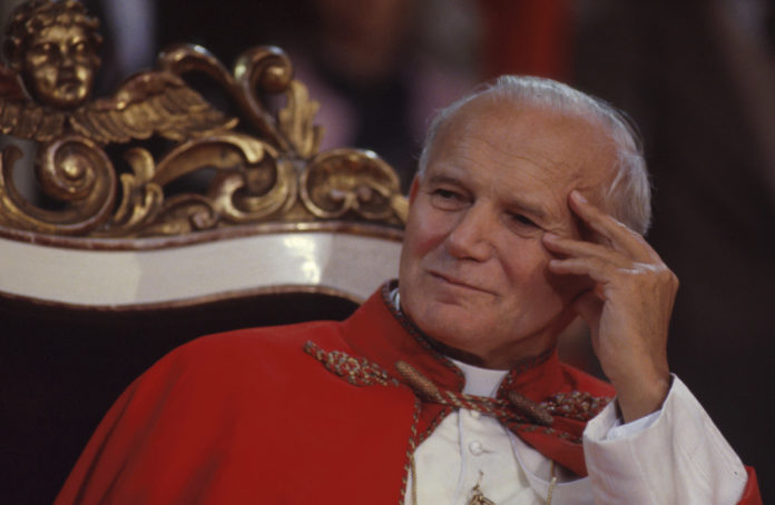 1445523475-giovanni-paolo-ii-696x454