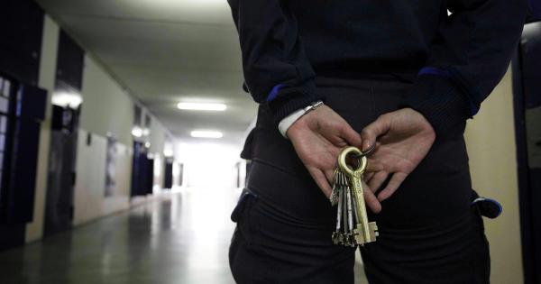 1560861049255.jpg--faceva__favori__ai_detenuti__a_siracusa_il_secondino_finisce_in_carcere