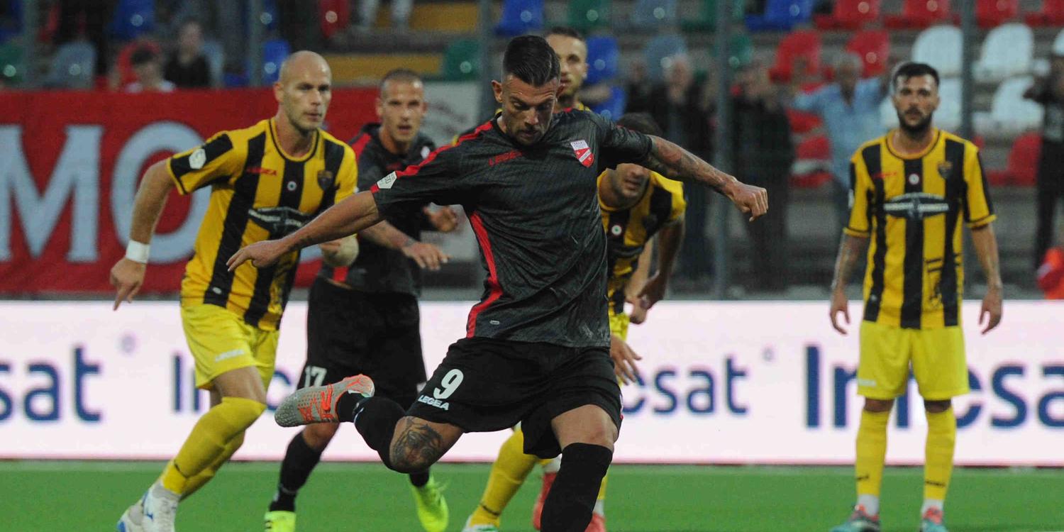 Il-calcio-di-rigore-sbagliato-da-Magnaghi-foto-di-Luciano-Adriani