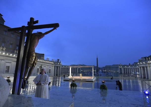 papa-francesco-in-una-piazza-san-pietro-deserta-793728.610x431