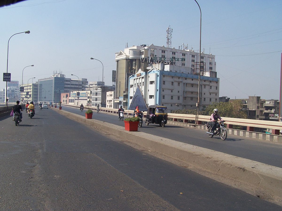 1200px-SuratAhmedabadMumbai_020