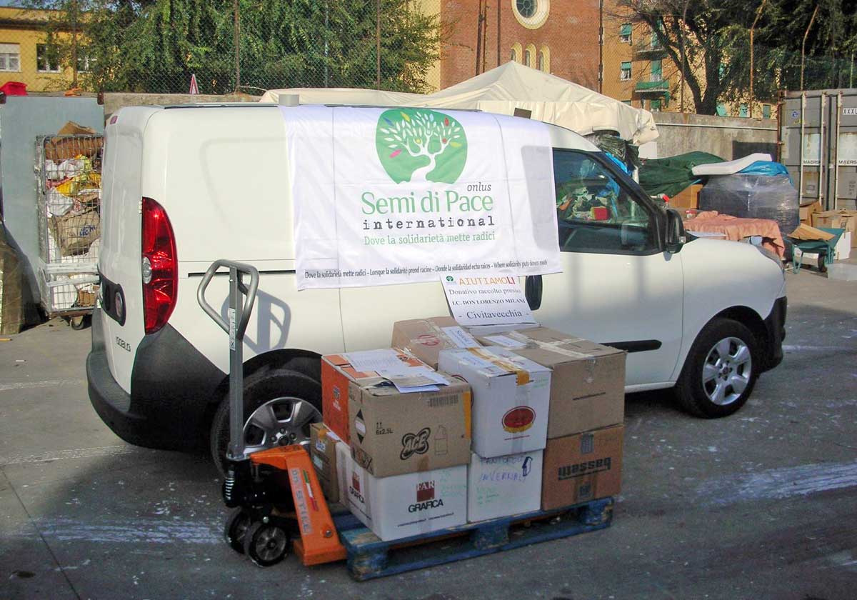 Il-furgone-di-Semi-di-Pace-con-i-donativi-a-Lavirono
