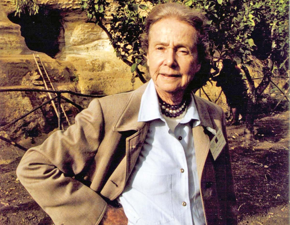Giulia-Maria-Crespi-al-Giardino-della-Kolymbethra-Valle-dei-templi-AG-Foto-Peppe-Lopilato-2001©-FAI-Fondo-Ambiente-Italiano