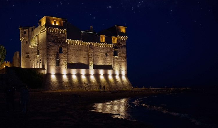 castello-santa-severa-di-notte-750x442