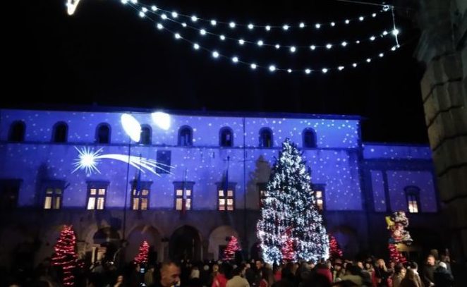 piazza-del-comune-accensione-albero-2019-750x450