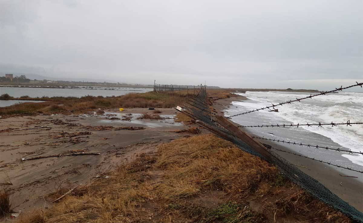 riserva-naturale-saline-di-tarquinia-recinzione-abbattuta-dalle-onde-marine