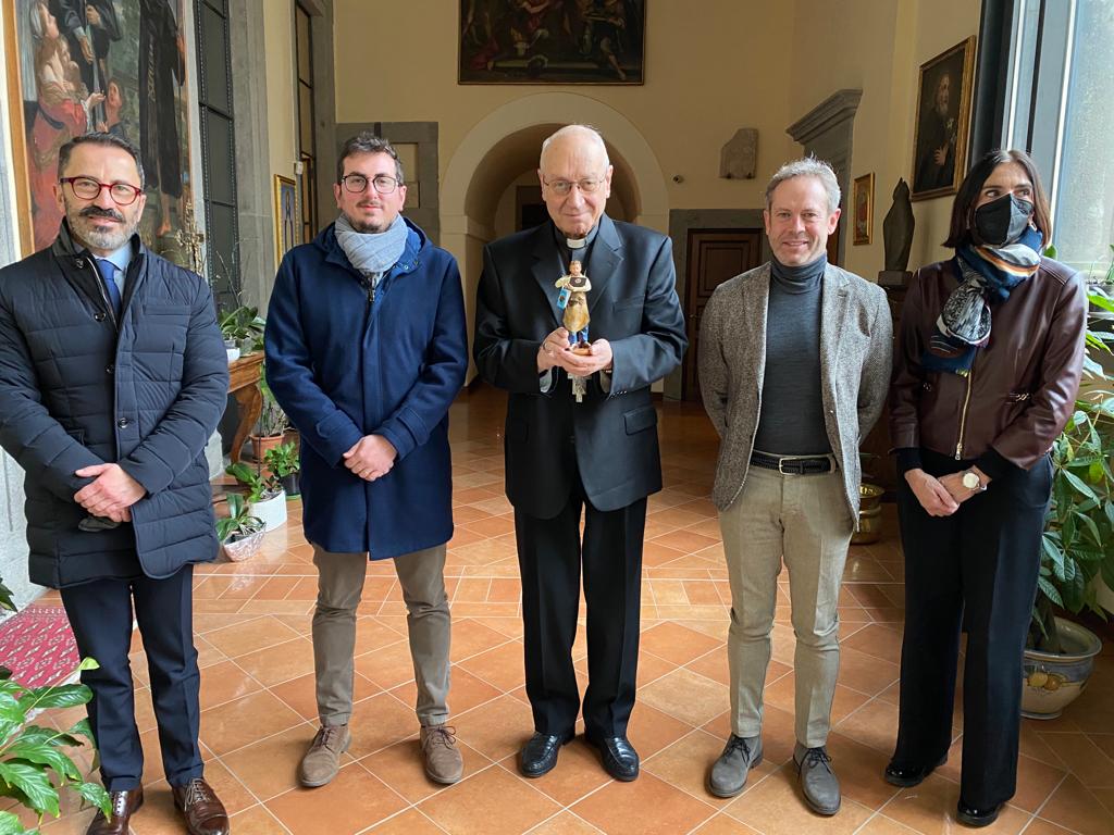 Consegna statuina presepe 2021 vescovo (1)