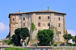 Il balcone dei Farnese sul lago di smeraldo: la Rocca di Capodimonte si svela dopo il restauro