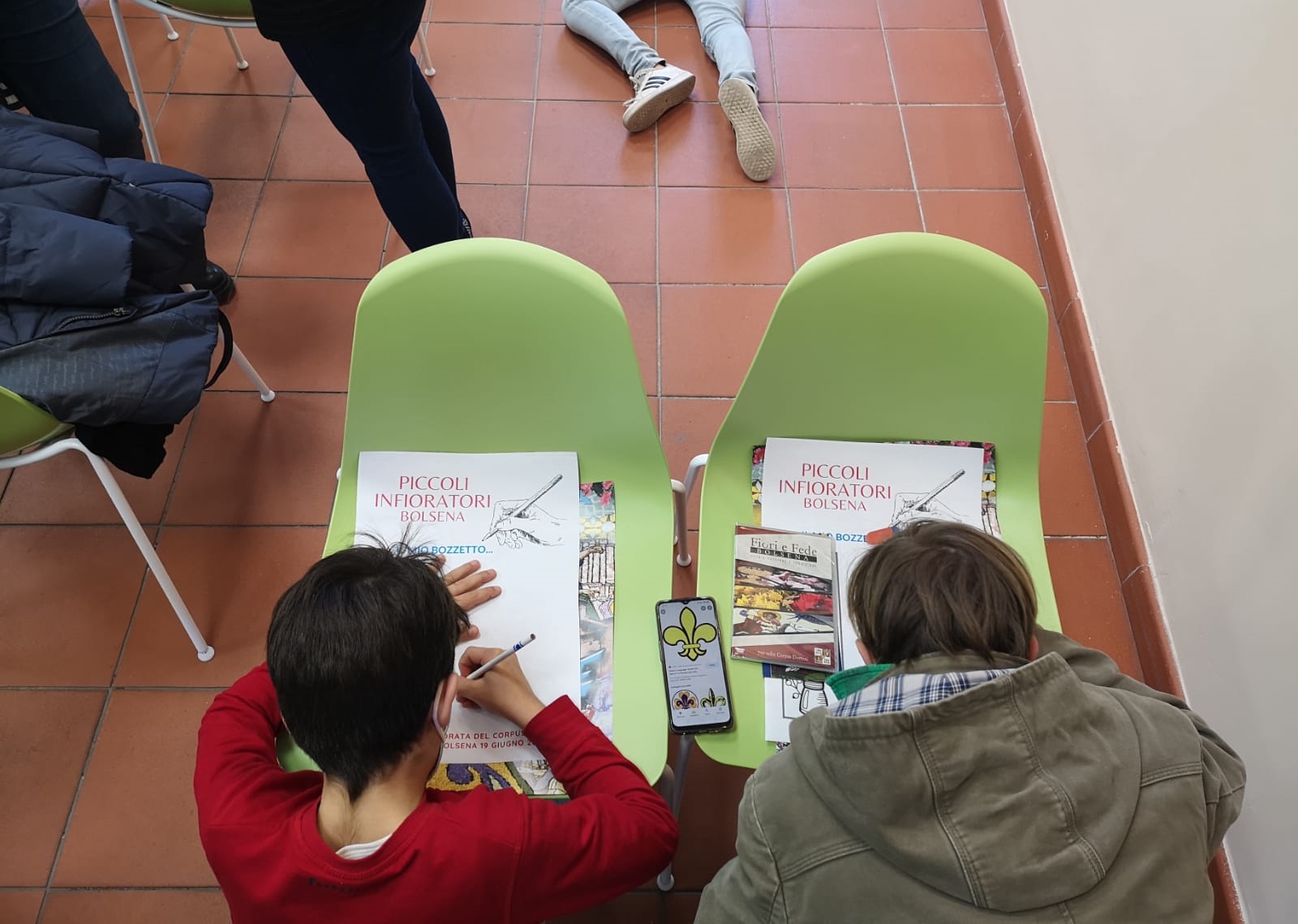 Bambini disegnano i bozzetti per l'infiorata