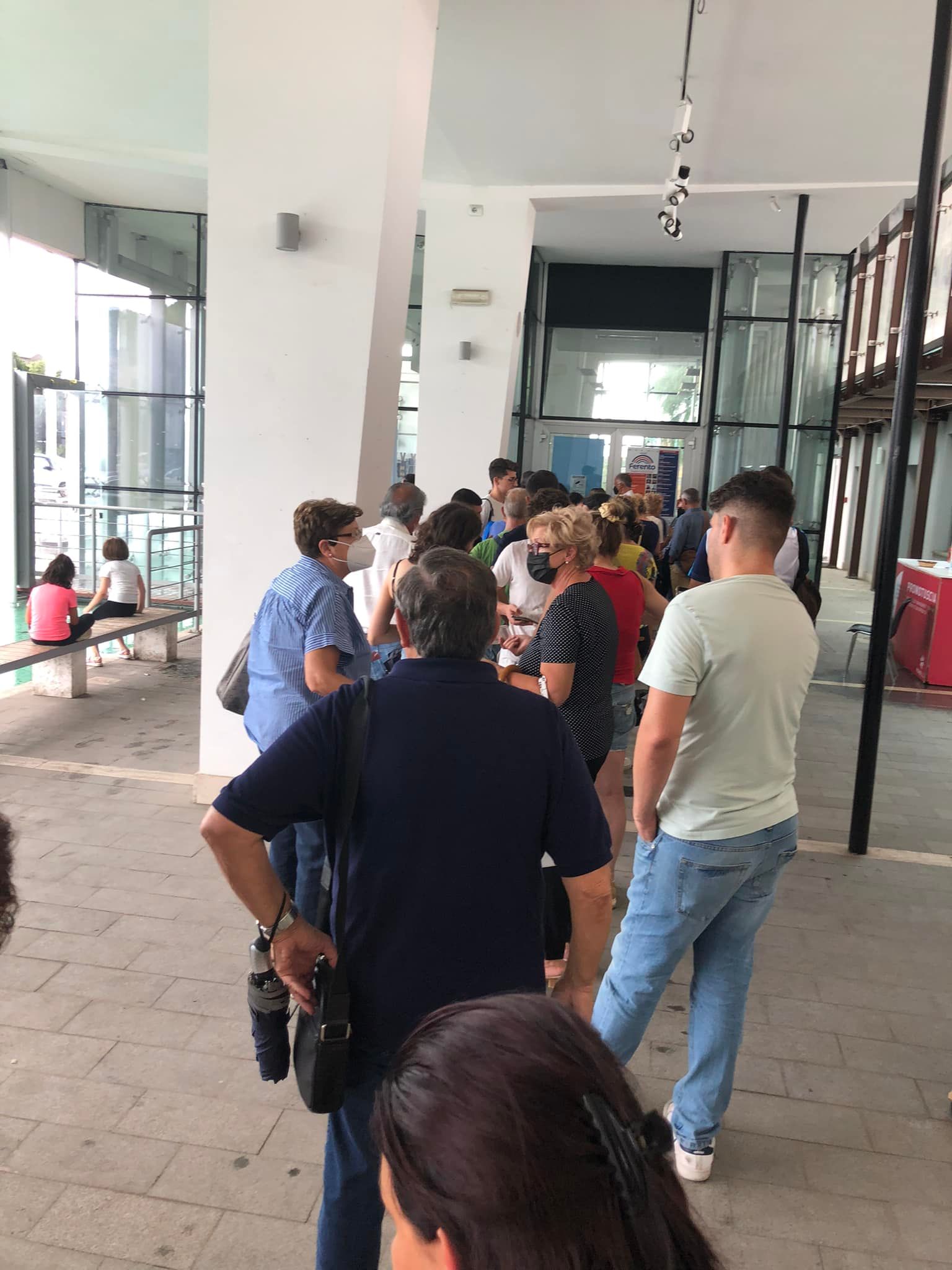 Foto fila acquisto biglietti Macchina di Santa Rosa