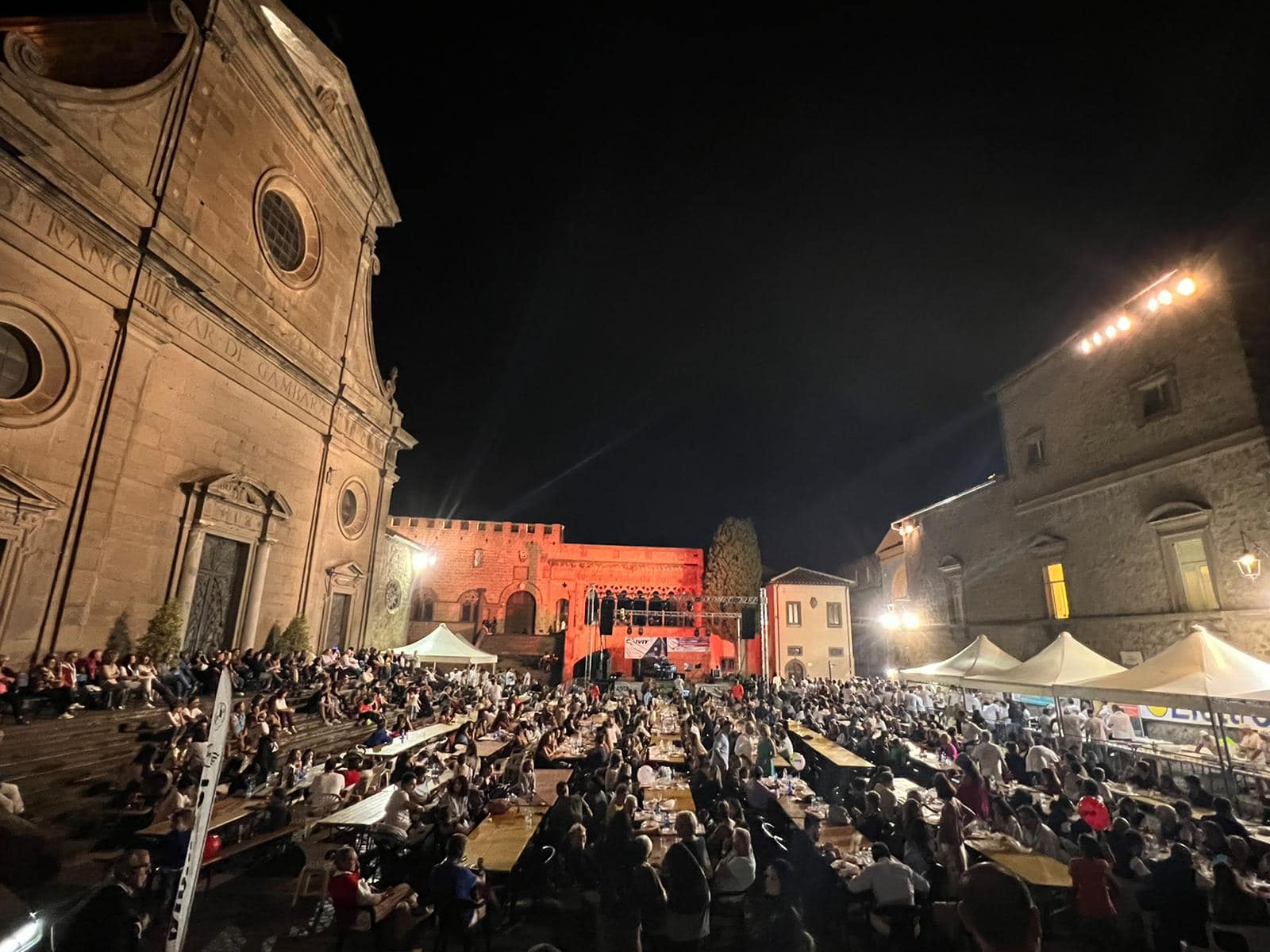 Foto cene in piazza con i Facchini a Viterbo