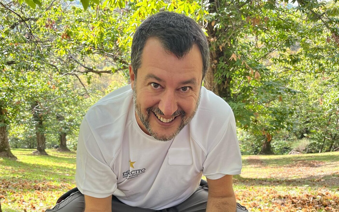 Foto Matteo Salvini che raccoglie castagne a Caprarola