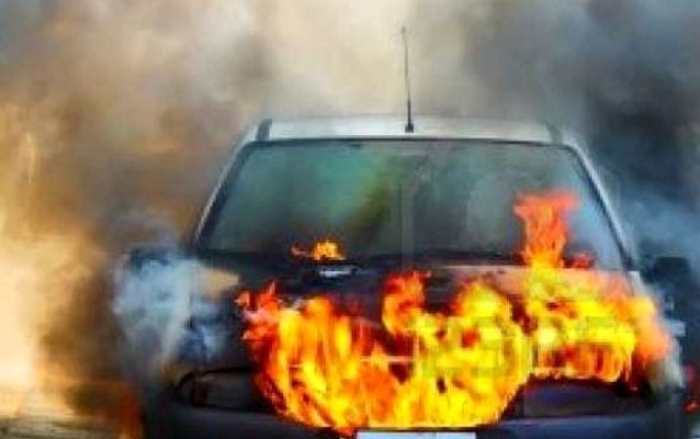 auto in fiamme