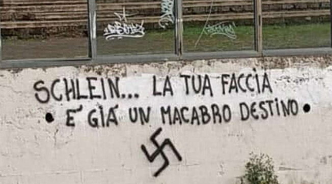 Svastica su muro Viterbo contro Schlein