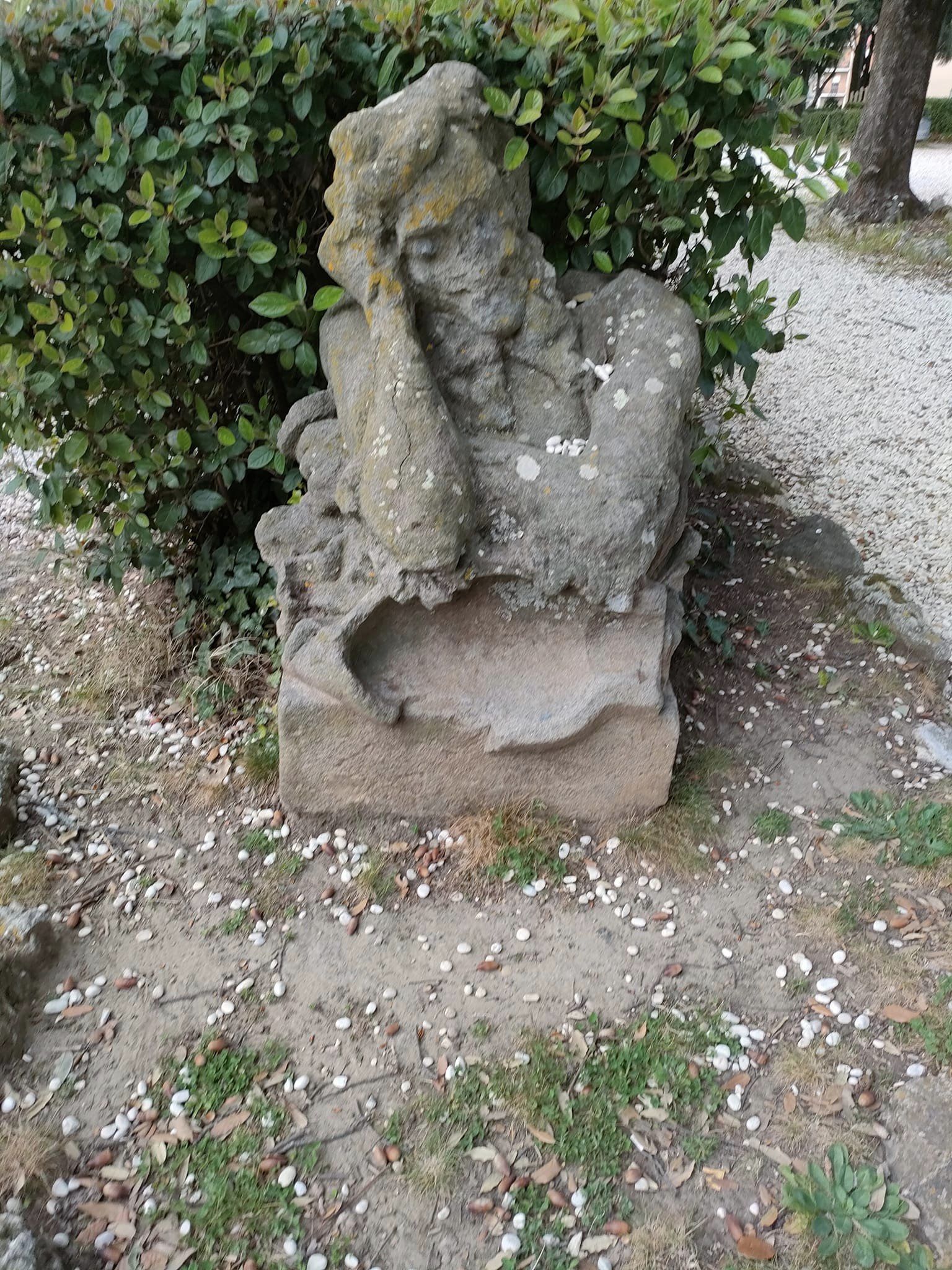 Statua Santa Rosa abbandonata