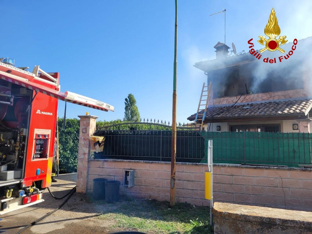Foto villa in fiamme