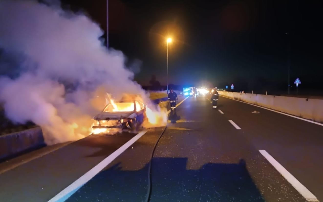 Foto auto in fiamme