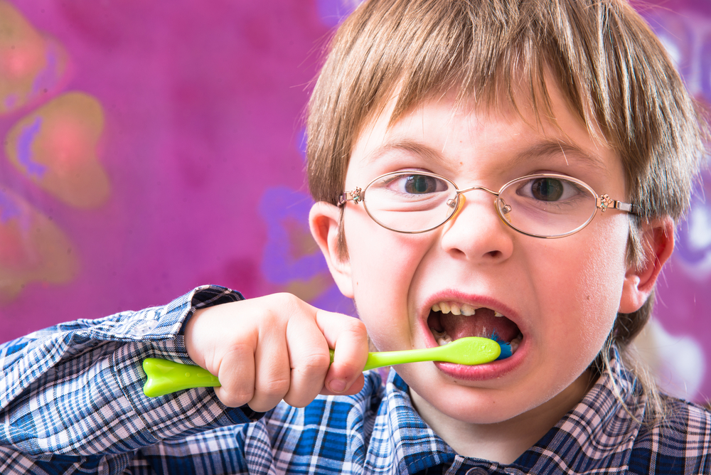 Foto bambino lava denti