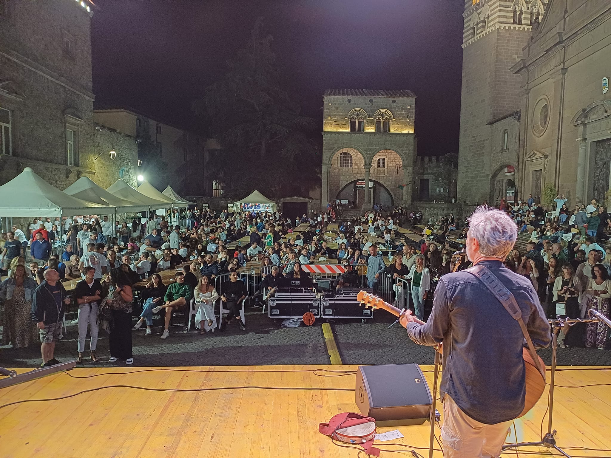 Foto cene in piazza con i Facchini
