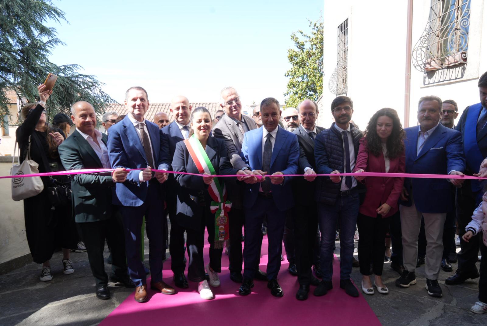 Inaugurazione taglio nastro