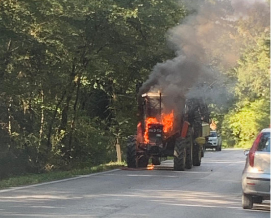 trattore in fiamme