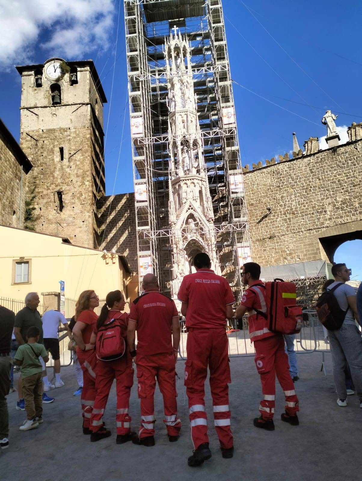 La Croce Rossa durante il Trasporto della Macchina di Santa Rosa 2