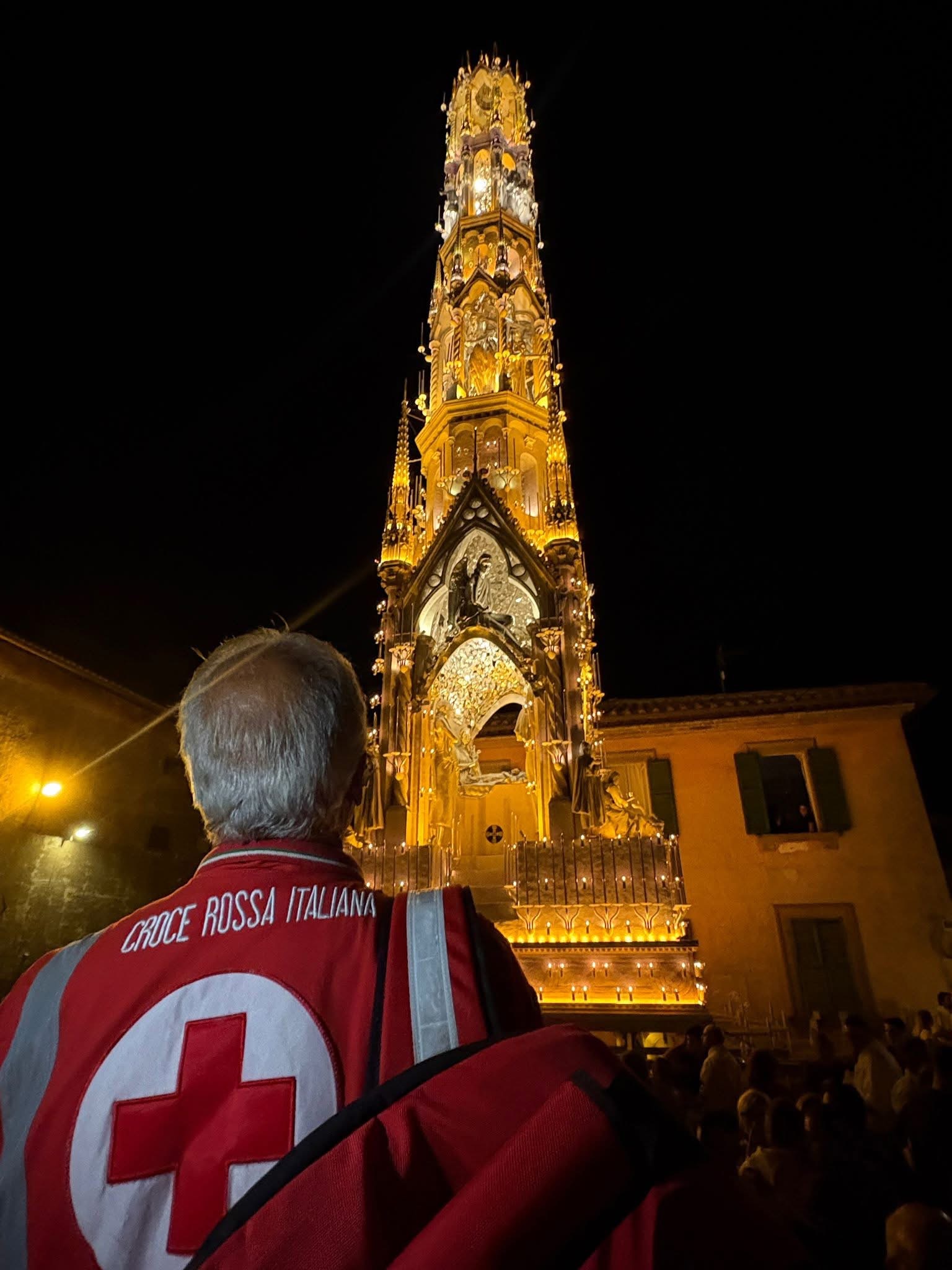 La Croce Rossa durante il Trasporto della Macchina di Santa Rosa