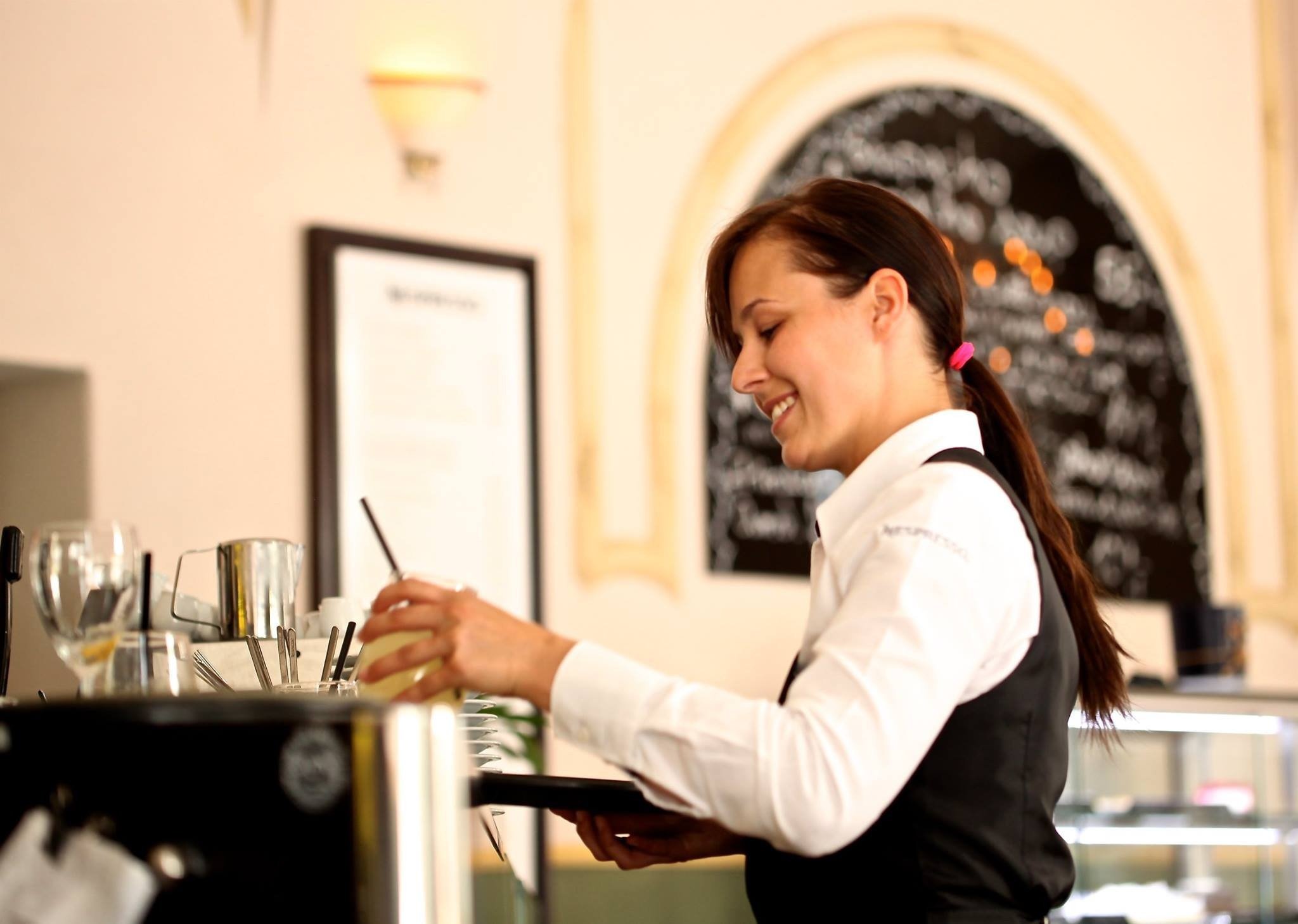 luckylife11-waitress-2376728