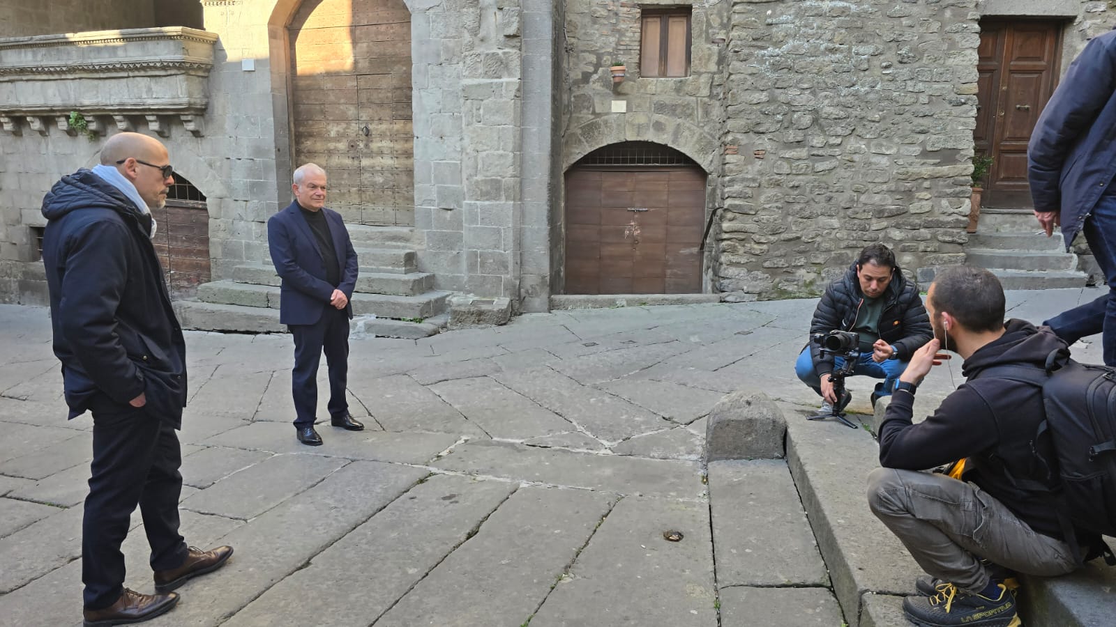Il segretario Attilio Lupidi e il presidente Alessio Gismondi con la troupe di La7 davanti a palazzo degli Alessandri