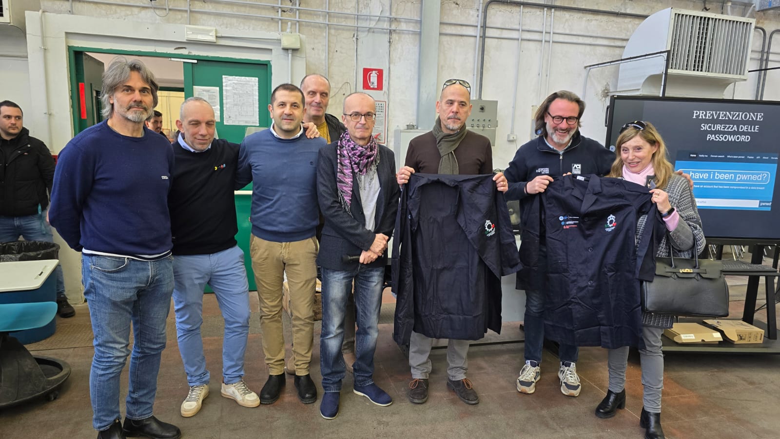 Ronca, Boccacci, Fanelli, Guarducci, Damiani, Lupidi, Cutigni e Sabino con i nuovi camici donati dalla Cna all'Itt