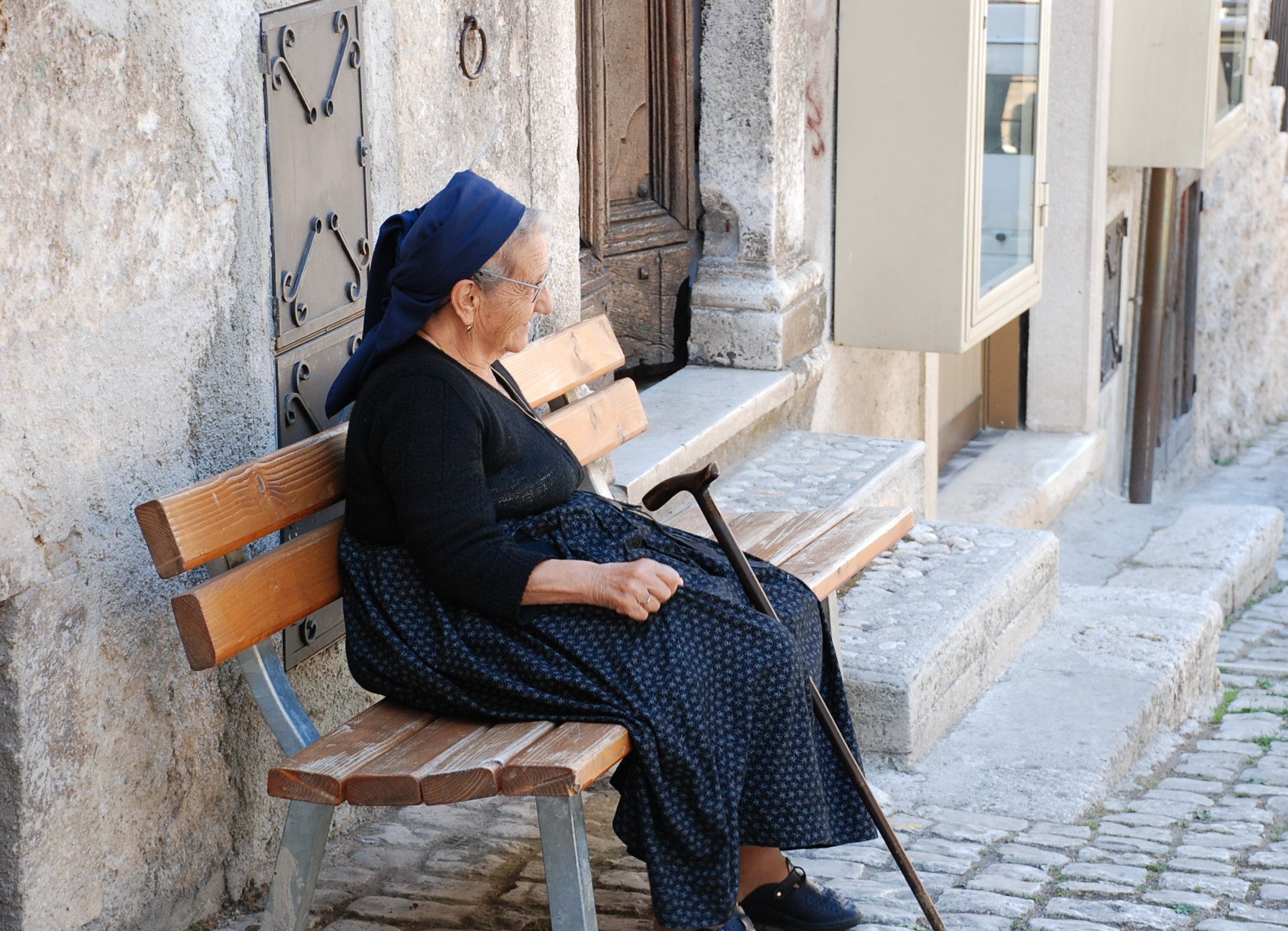 Anziana_di_Scanno_in_costume_tradizionale_abruzzese
