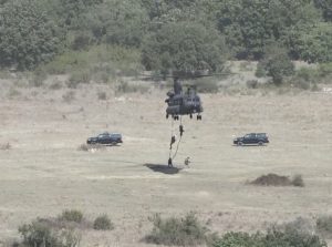 I droni, i paracadutisti e lo sguardo del Quirinale: la Tuscia capitale della difesa con l’esercitazione “Aegis 26” a Monte Romano