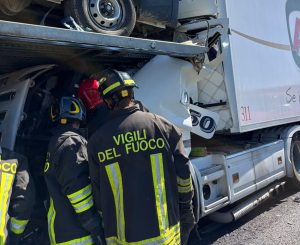 Incidente mortale sull’A1 tra Attigliano e Orvieto, i vigili del fuoco di Viterbo intervenuti per liberare il corpo dilaniato dalle lamiere