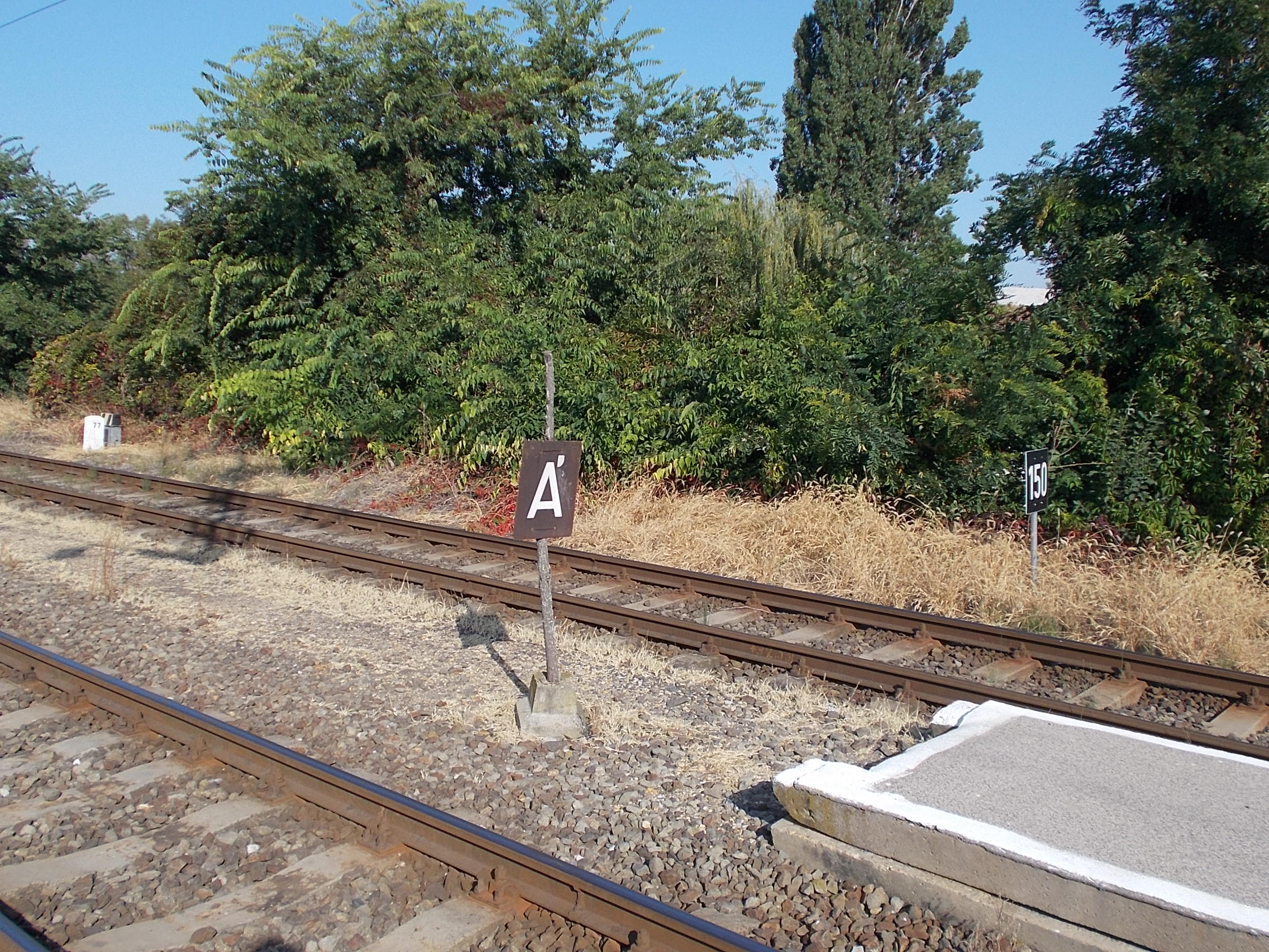Train_station,_stop_sign,_2020_Fót