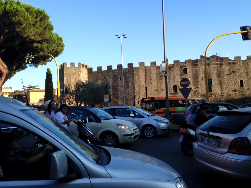 Caos piazzale gramsci 02
