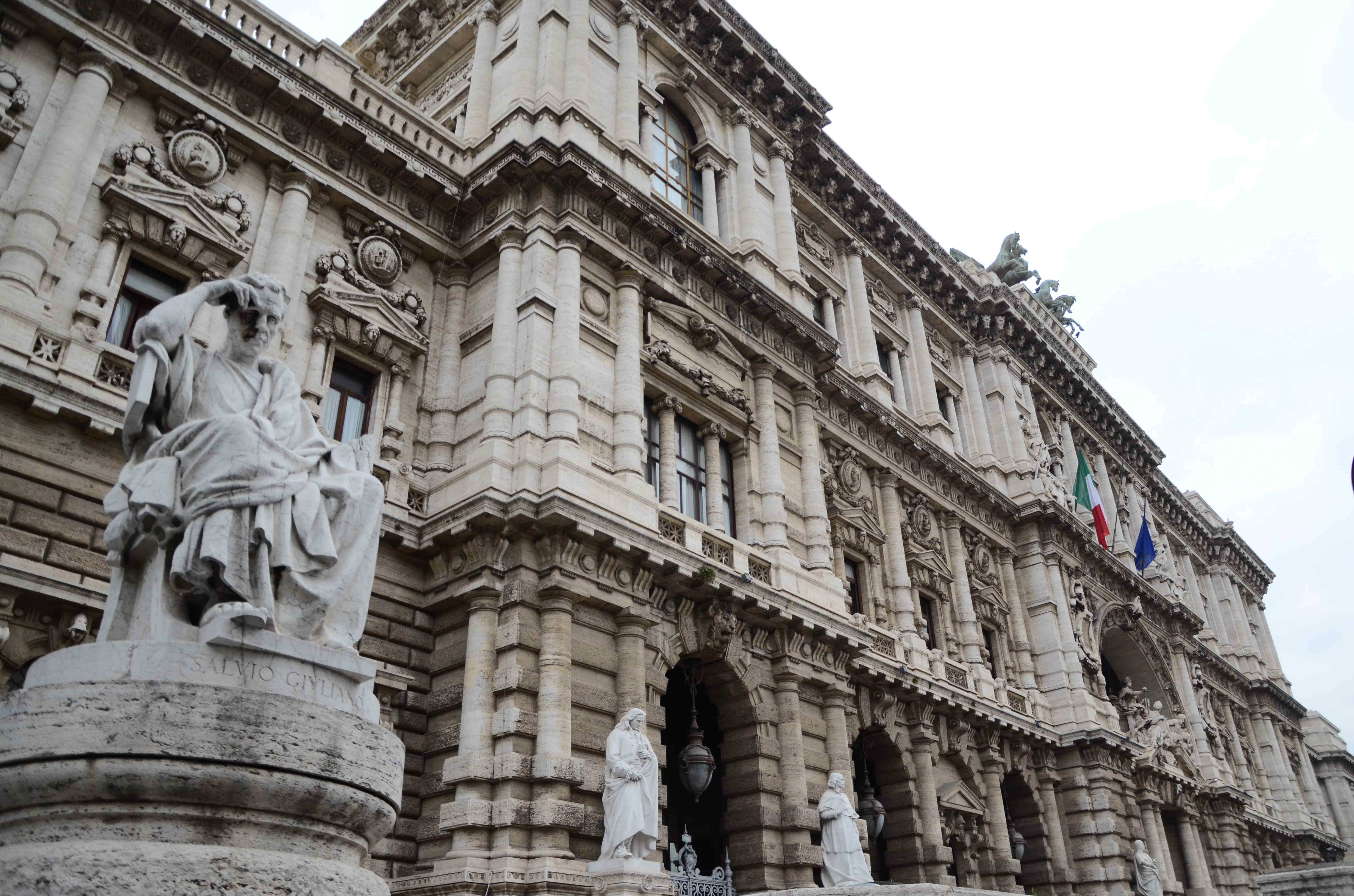 ROMA: ANTONIO DI PIETRO IN CASSAZIONE PER DOPOSITARE REFERENDUM SU RIMBORSI PARTITI